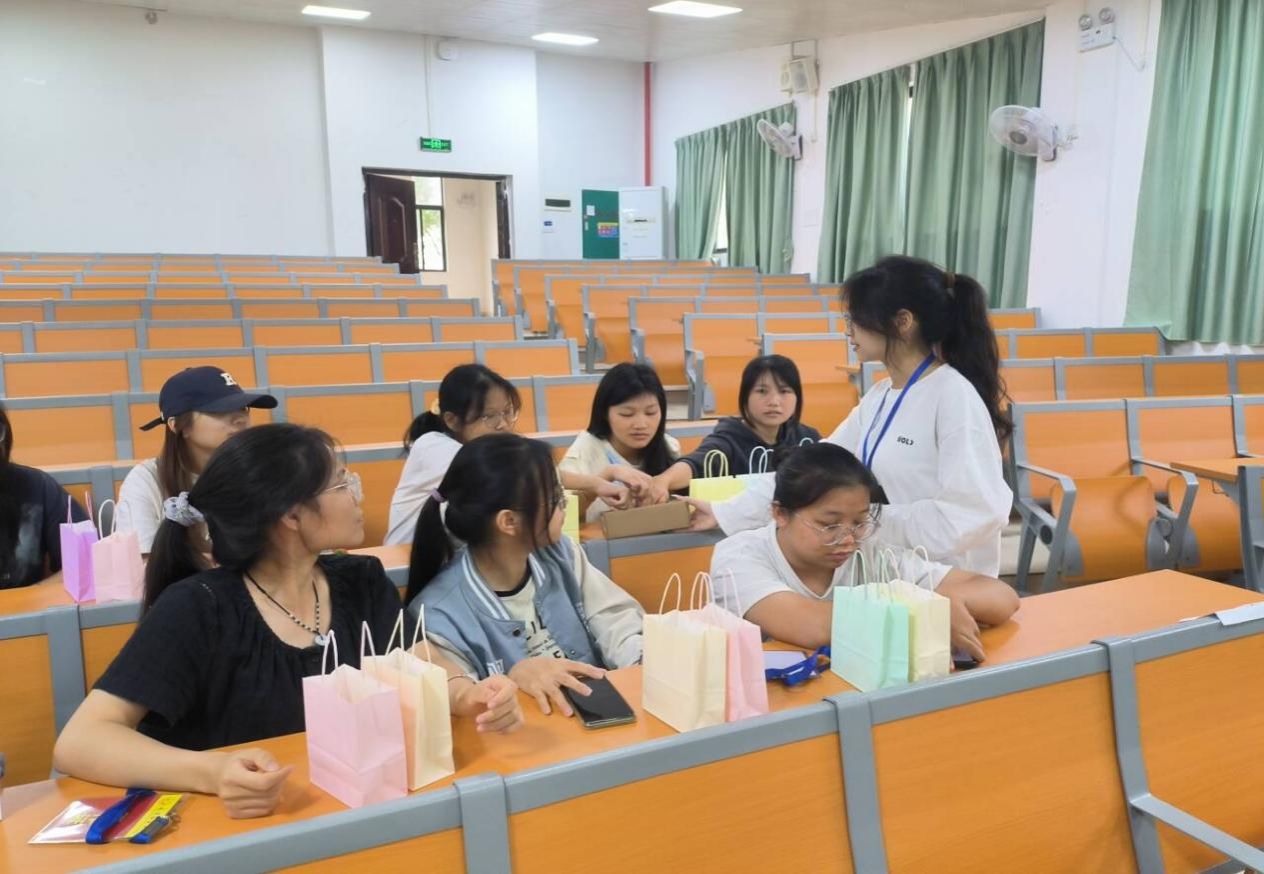 会议室里的人们AI 生成的内容可能不正确。