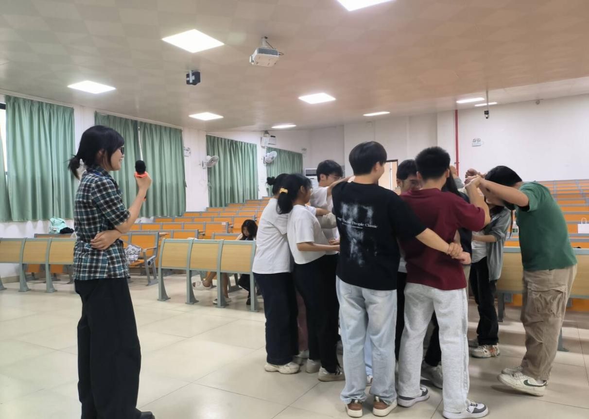 一群人站在室内AI 生成的内容可能不正确。